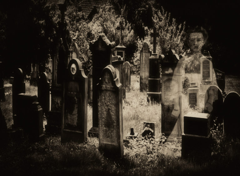Geisterscheinung auf dem Friedhof
