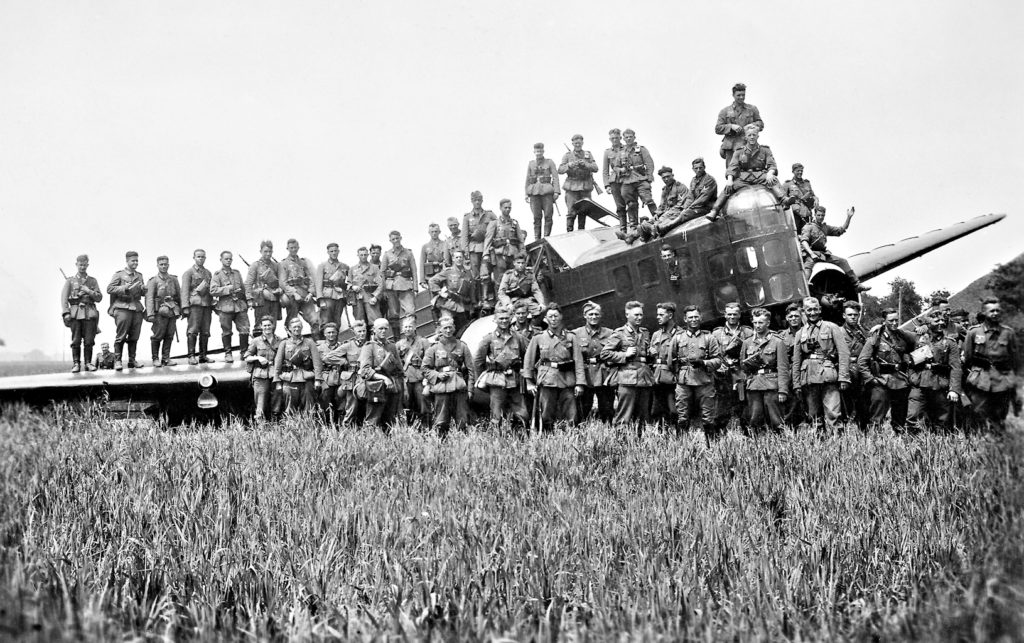 Deutsche Soldaten mit Bloch MB.210 Bomber