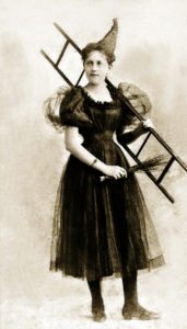 Fotorestauration: Kostüm aus dem Jahr 1896
