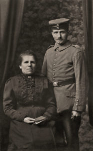 Soldat mit Ehefrau, 1915