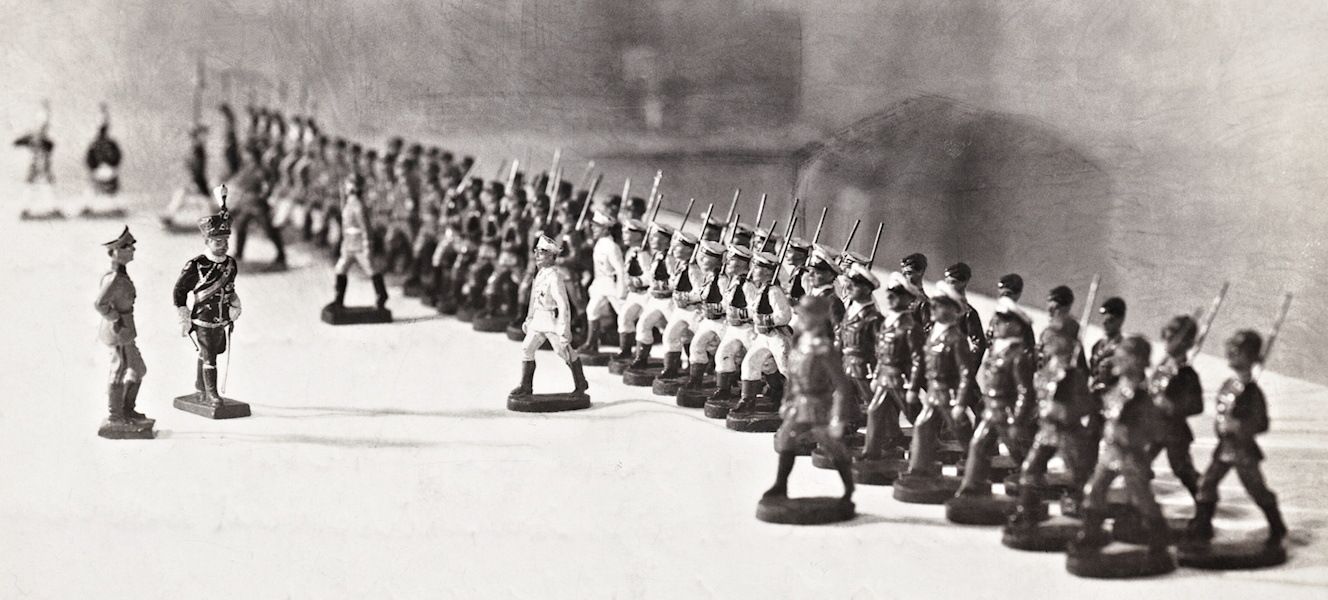 Truppeninspektion mit Zinnsoldaten