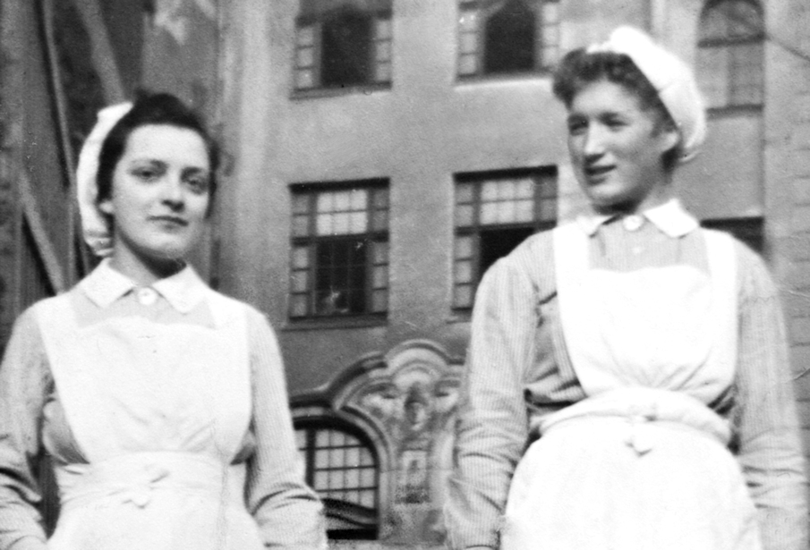 Fotorestauration: 2 Krankenschwestern