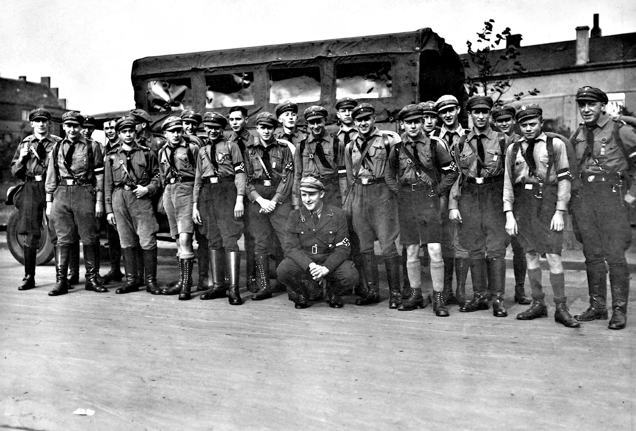 SA-Truppe mit Einsatzfahrzeug, Oktober 1933