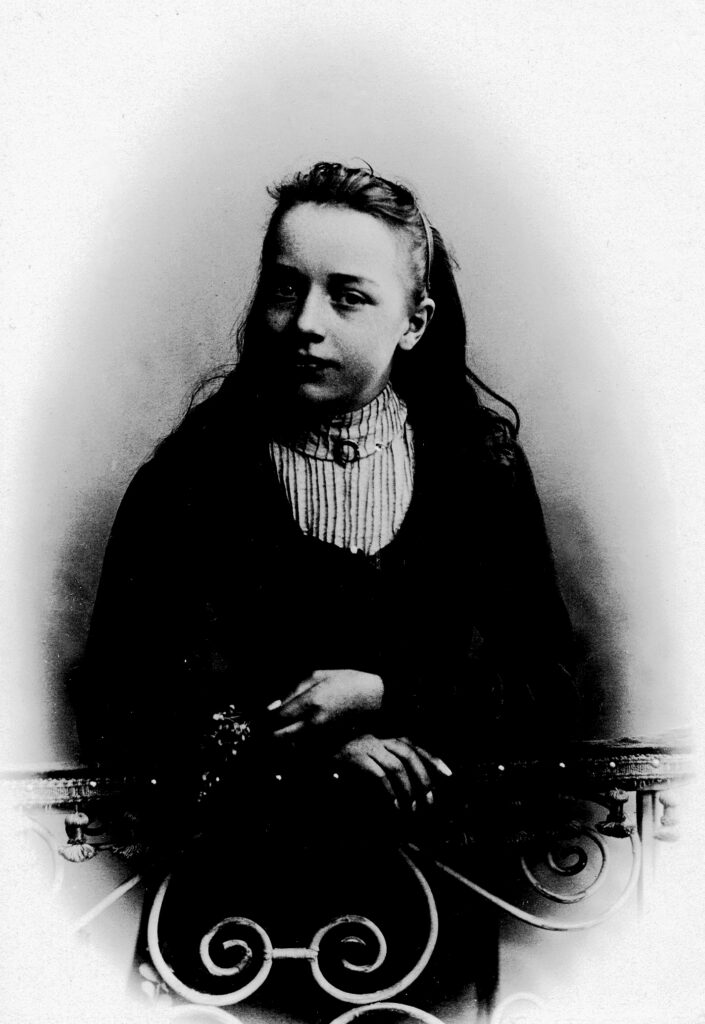 Mädchen in Schwarz, ca. 1880
