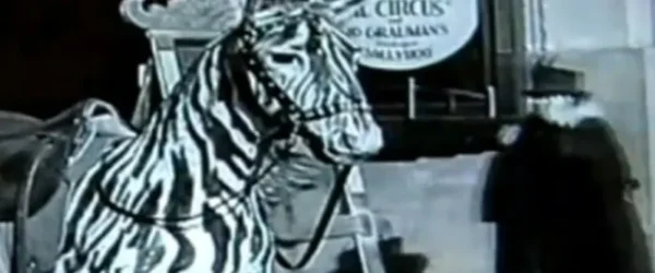 Eine Zeitreisende bei Charlie Chaplin?